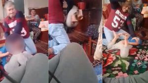 Scene de groază într-o casă din Suceava! Un tată, filmat în timp ce îşi rupe din bătaie fiul de 7 ani. Reacția șocantă a mamei. VIDEO