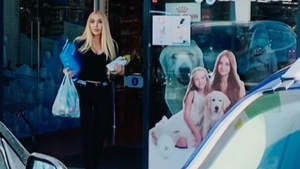 Diana Bianca, surprinsă la cumpărături într-un bolid de aproximativ 100.000 de euro. „Barbie de România” a bifat o apariție demențială