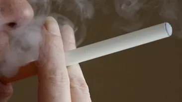 Ce a patit o fata care a avut ghinionul sa stea langa o tigara electronica! Imagini ingrozitoare surprinse de camerele CCTV