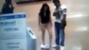 Scene uluitoare în supermarket! O tânără s-a dezbrăcat la pielea goală pentru că… VIDEO