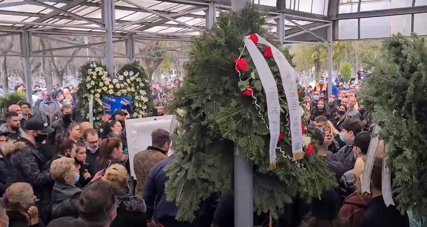 Scene halucinante la înmormântarea nepotului celebrului interlop. Ce au făcut prietenii tânărului deasupra sicriului
