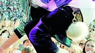 Justin Bieber lanseaza o noua moda
