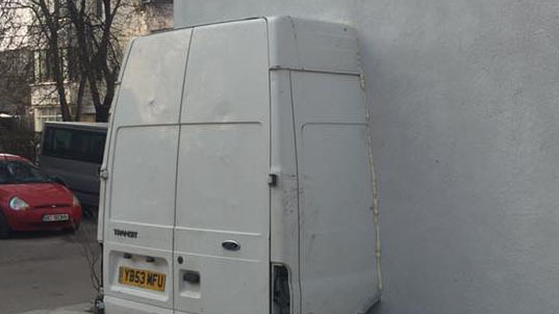 Această fotografie a realizată în Bacău! Ce s-a întâmplat cu duba zidită în bloc
