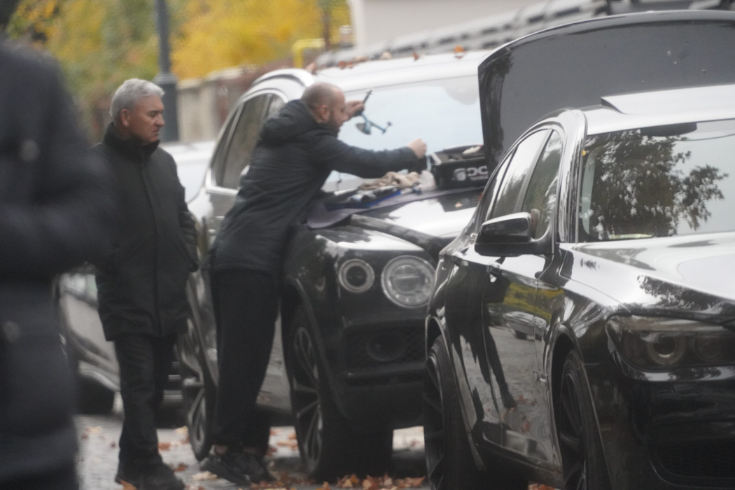 Stere Halep asistă la repararea bolidului, în stradă