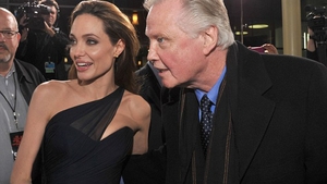 Reacţie incredibilă din partea tatălui ANGELINEI JOLIE când a aflat că divorţează! A decis să nu mai vorbească cu fiica sa: „Mă voi..“