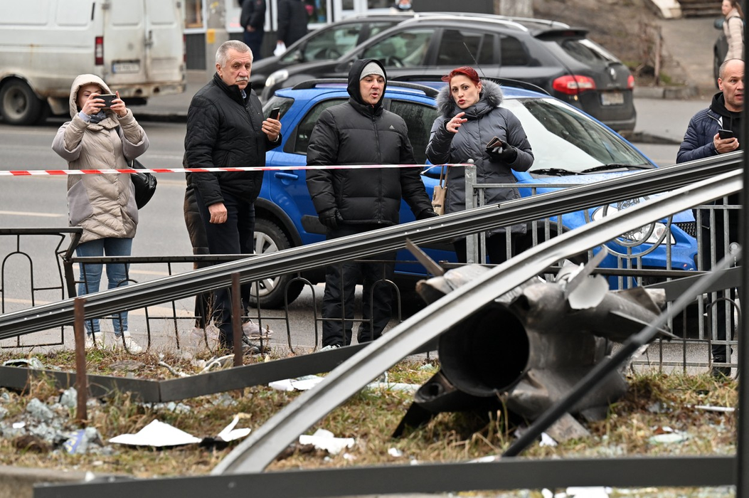 Zonă în care a explodat un obuz, lângă Kiev. (Sursa foto: profimedia.ro)