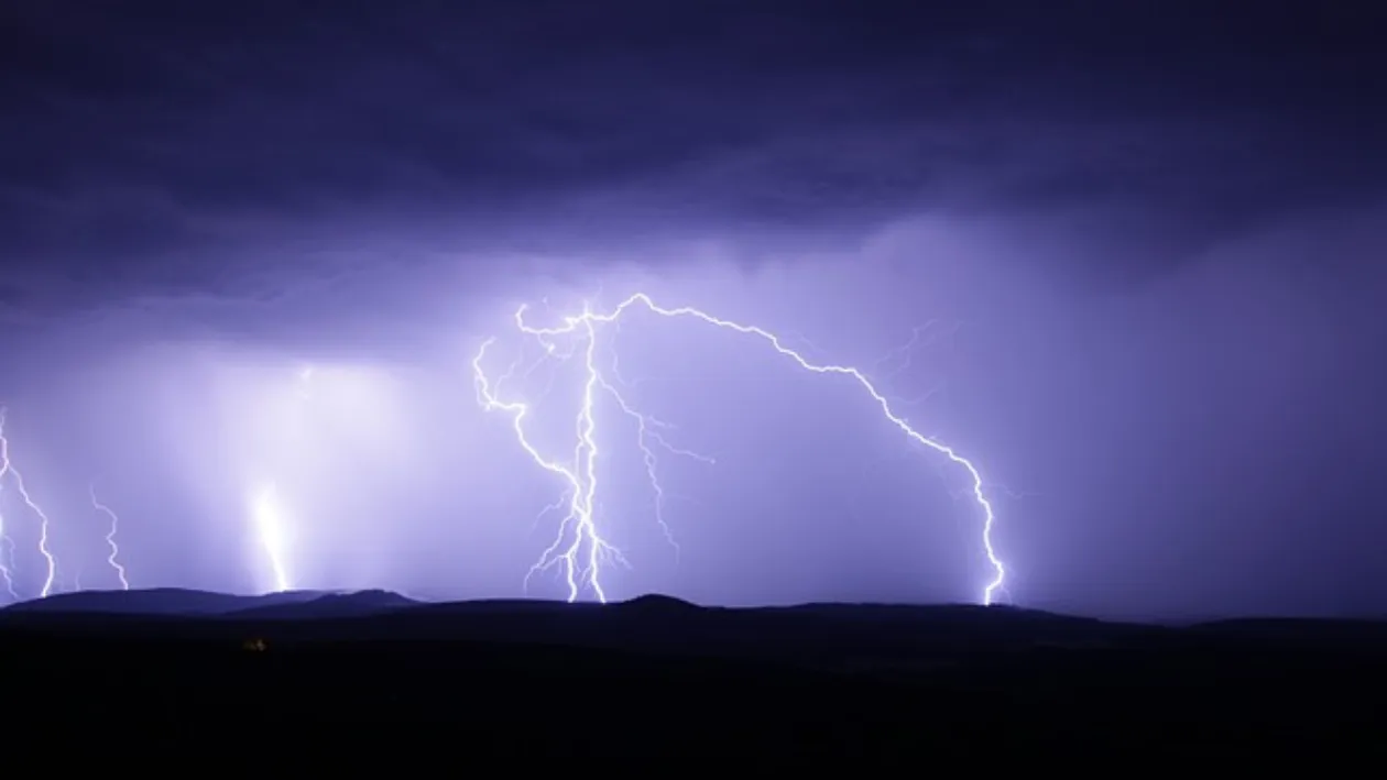 Ciclonul care a făcut prăpăd în Slovenia vine cu mare viteză spre România. Trecem la ploi torențiale și furtuni