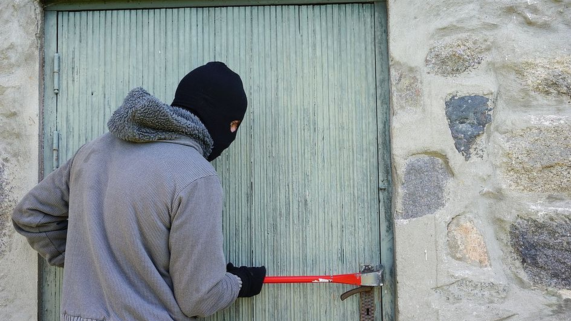 Caz incredibil în Gorj! Un bărbat a intrat în casa unei tinere, a jefuit-o, apoi i-a lăsat 100 de lei pe noptieră!