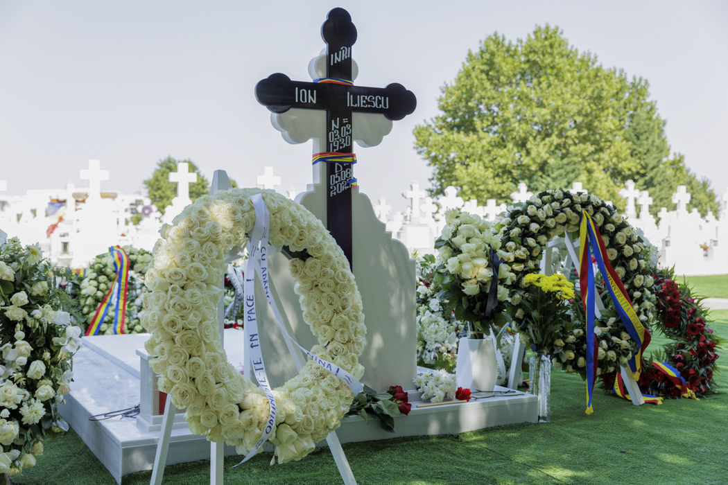 Crucea de la mormântul lui Ion Iliescu a fost modificată. Sursa foto: Inquam Photos / Bogdan Buda