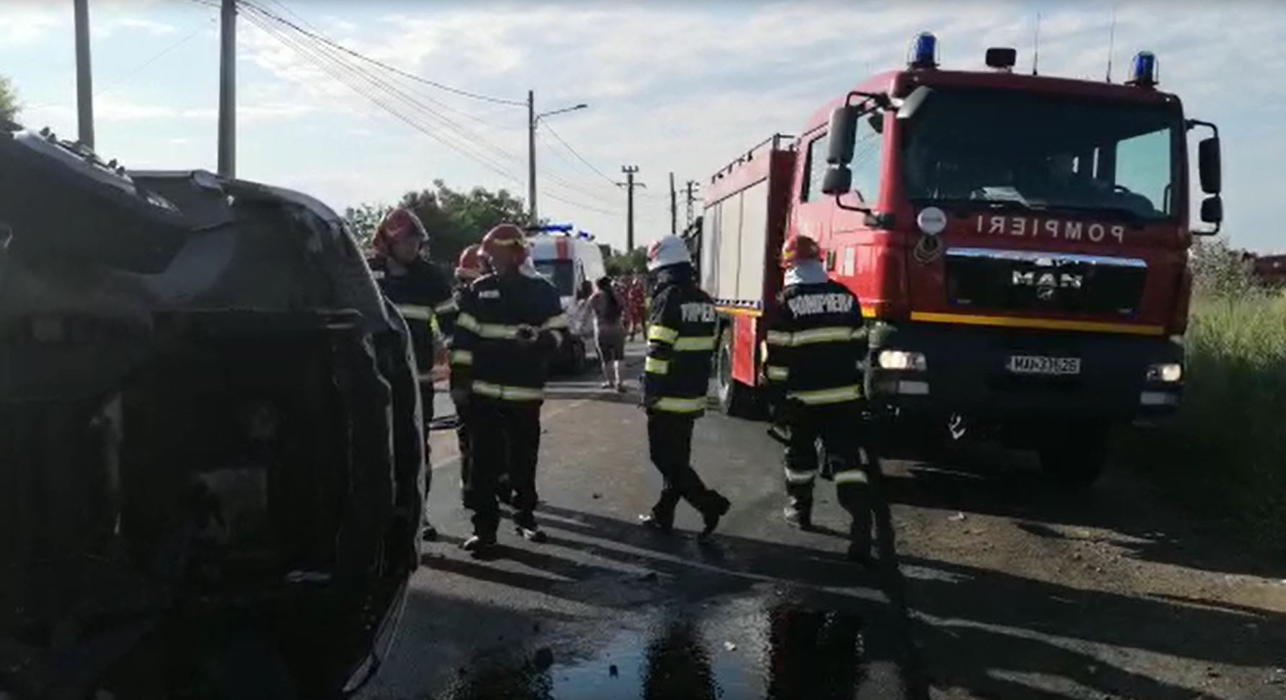 Accident înfiorător în Dâmbovița: un microbuz cu elevi s-a răsturnat după ce s-a izbit de o mașină: 2 morți și 9 răniți | VIDEO