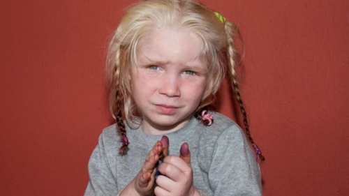 O fetiţă neidentificată a fost găsită de poliţie într-o tabără de romi din Grecia. Copil ar fi fost vandut