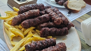 Cât a plătit un român pentru un platou cu 24 de mici, într-un local din centrul Timișoarei