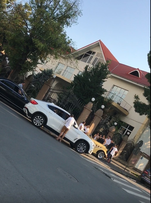 Odată ajunşi la palatul din Bucureştii Noi, Stemabil şi "coloana" şi-au parcat maşinile ca la expoziţie