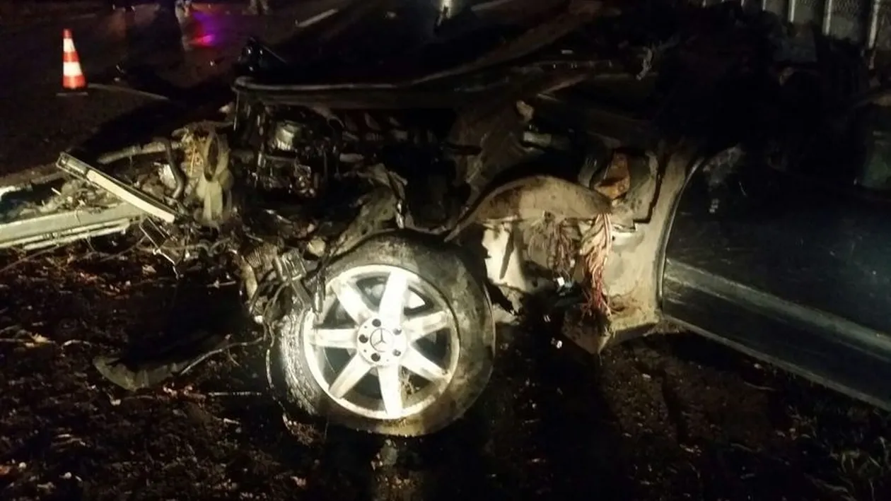 FOTO / Accident înfiorător în judeţul Timiş: un om a murit, iar alţi doi sunt în stare critică. Unul dintre pasageri a fost proiectat pe şosea, după ce maşina s-a răsturnat de mai multe ori