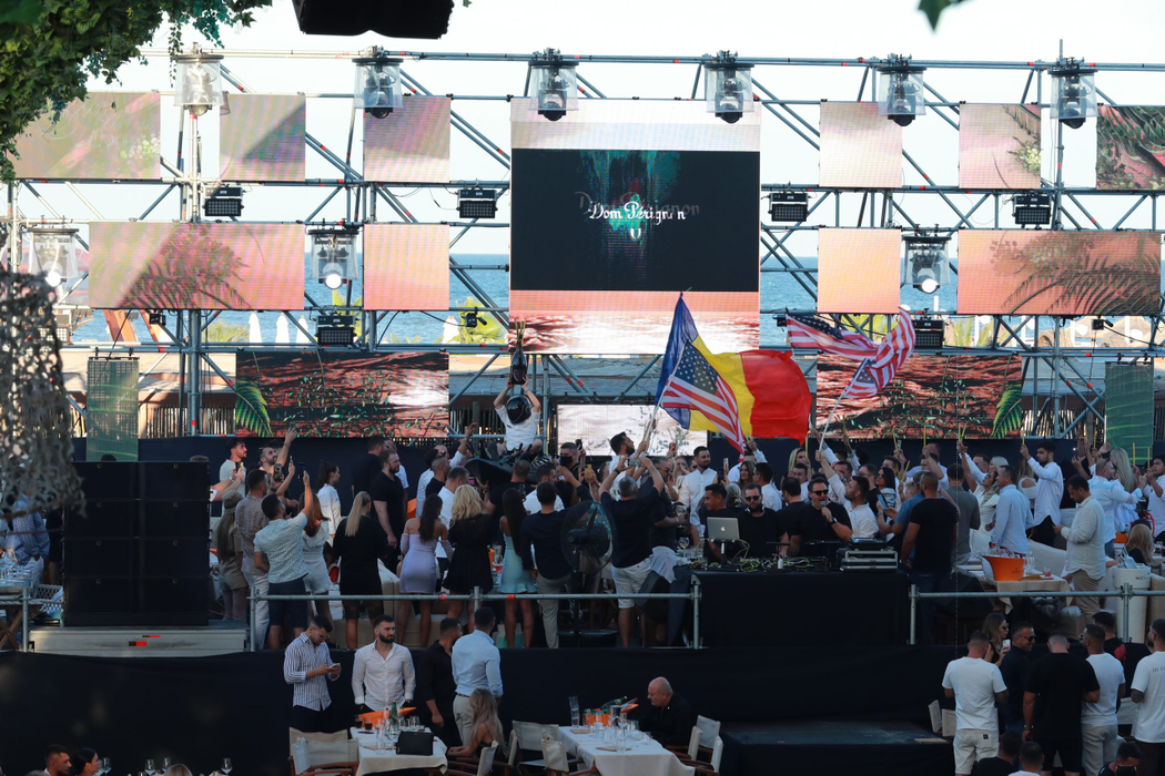 Șampania a venit cu barca, în zona Ultra VIP, unde se afla Mișu Pricopsitu