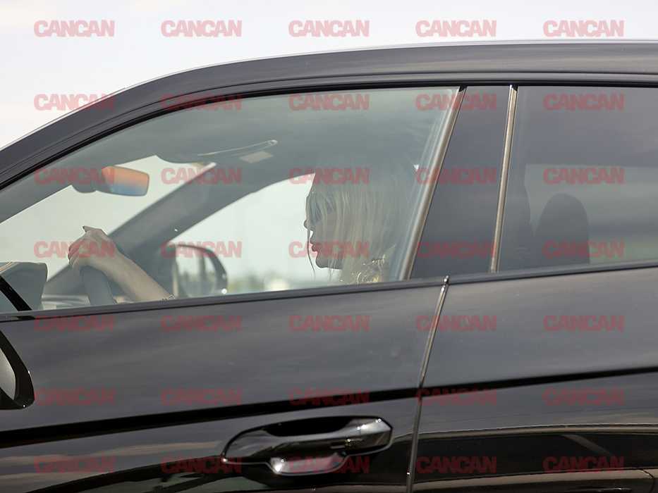 Maya Marcu s-a îndreptat apoi către casă Foto CANCAN.RO