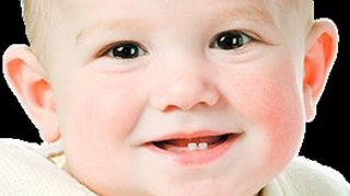 Curata-i gingiile inainte sa-i apara dintisorii