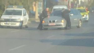 Scene incredibile la Iași. Un șofer de BMW a lovit cu mașina un polițist care voia să îl legitimeze