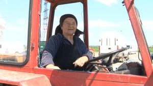 Imaginile care vor deveni virale: Tanti Miţa tractorista! La 73 de ani, conduce ditamai tractorul cu remorcă. Aşa ceva sigur nu ai mai văzut!