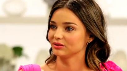 VIDEO Miranda Kerr isi dezvaluie secretul frumusetii! O sa fi uimita de produsul ieftin, dar natural pe care il poti gasi la orice farmacie si care face minuni pentru ten!