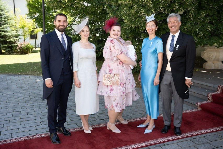 Momente de sărbătoare în Familia Regală a României! Fostul principe Nicolae și partenera sa de viață, Alina Binder, și-au botezat cel de-al doilea copil. Sursă foto: Instagram