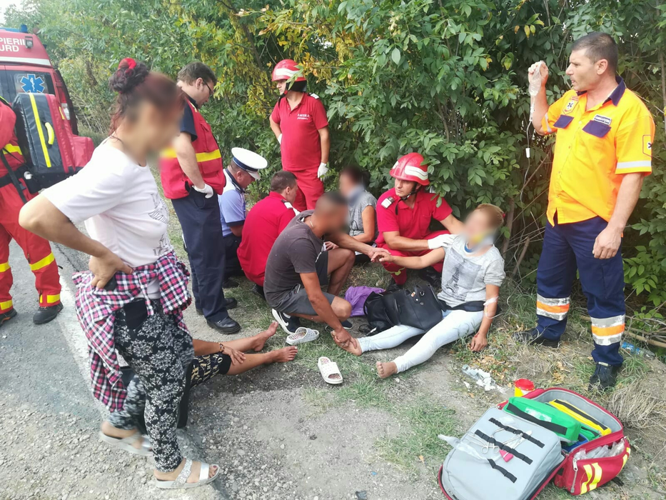 Accident grav în Dâmbovița! O basculantă cu nisip s-a ciocnit cu un microbuz