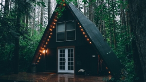Ce este și cum se desfășoară țeapa „cabana”. Mai mulți bistrițeni au rămas fără mii de euro, după ce li s-a promis că vor avea căsuțe de vis
