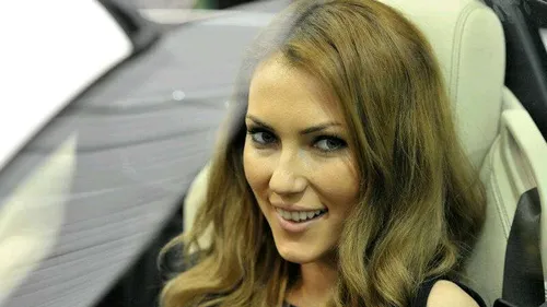 Cine pe cine traduce? Ciprian Marica si Mihai Radut joaca miuta in trei cu fotomodelul Andreea Ilie