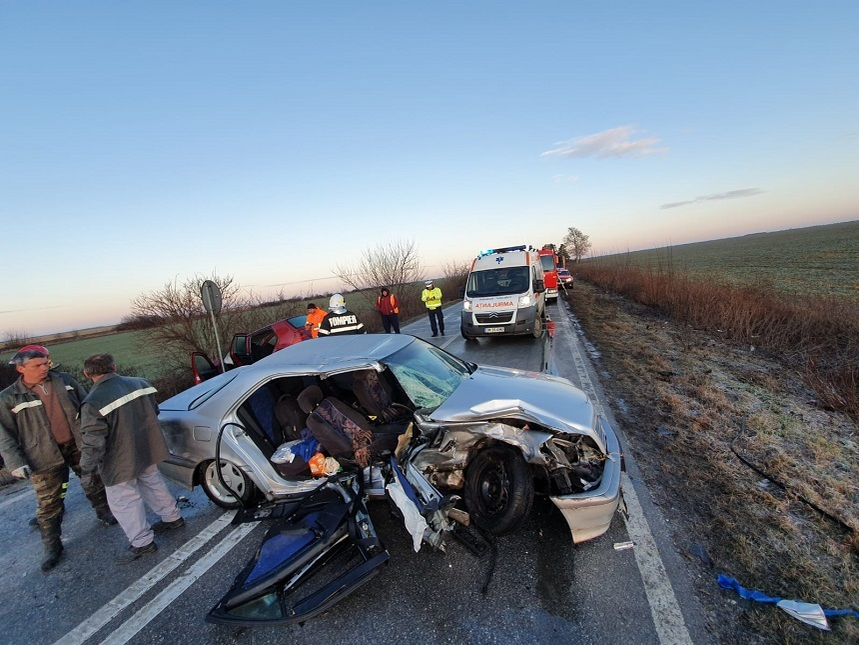 Accident grav în județul Timiș. Două persoane au murit, alte cinci au fost rănite. FOTO