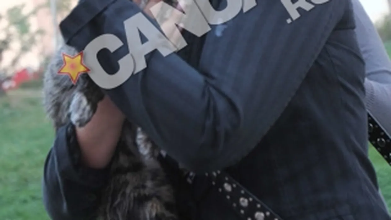 Imagini uluitoare obtinute de fotoreporterii cancan.ro! O bucuresteanca a dat dovada de un curaj nebanuit! A intrat in blocul cuprins de flacari Si-a riscat viata ca sa-si salveze pisica! Aproape ca-ti dau lacrimile cand privesti fotografia!