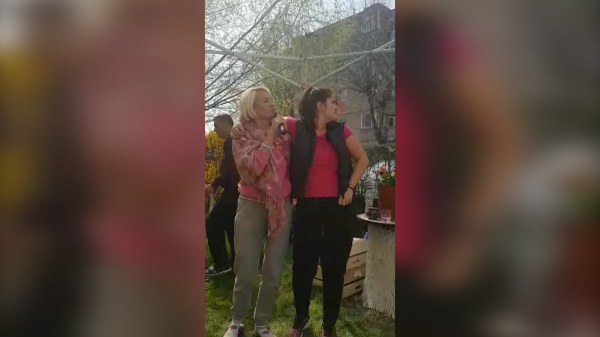 Maria Constantin a făcut paranghelie în fața blocului! Uite cu cine a petrecut artista de Paște