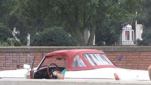 Un milionar ghinionist! Vezi prin ce a trecut un barbat dupa ce a ramas blocat cu masina de epoca, in plin trafic!