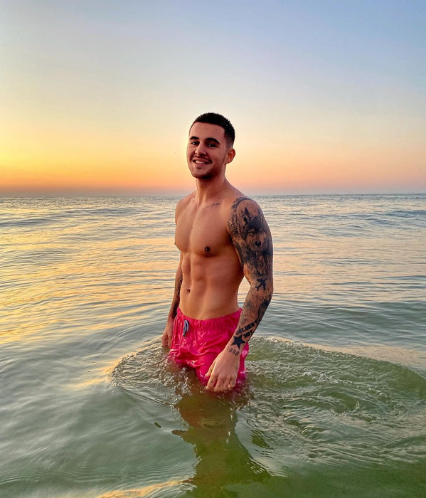 Mario Fresh, surprins în club cu o brunetă misterioasă. Ce spune artistul: „Să le spun unora…”