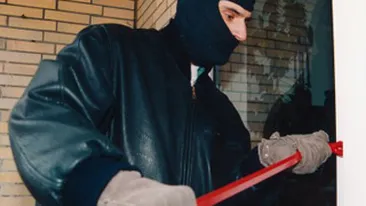 Doi tineri, prinsi in flagrant cand spargeau sediul Casei de Ajutor a Pensionarilor Suceava