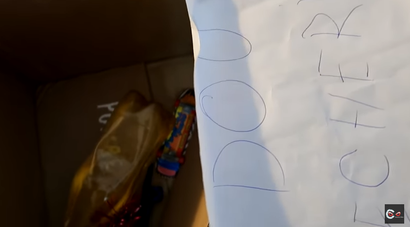 Vloggerul Alexandru Bălan a primit un colet de la un fan. Când l-a deschis a avut un şoc: ”Cred că e o sticlă cu…”