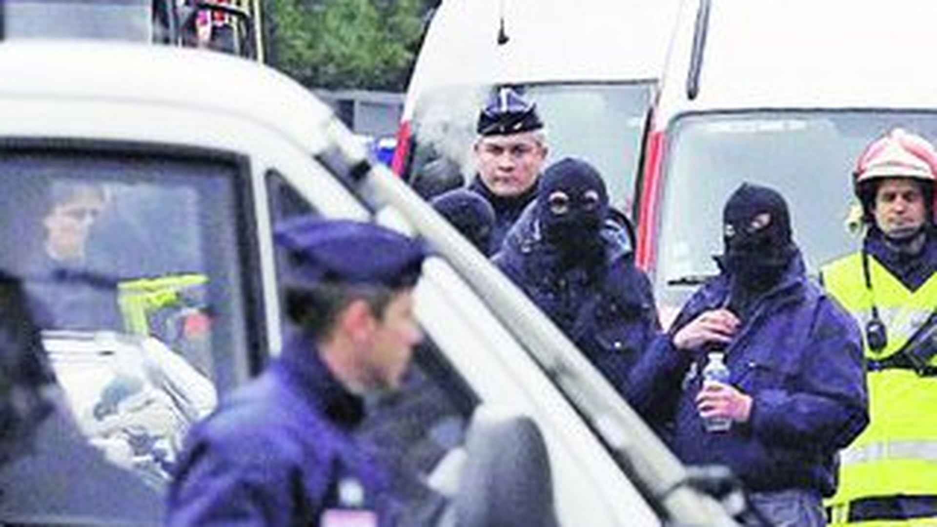 Barbatul care a produs masacrul de la Toulouse a murit dupa ce a sarit pe fereastra!