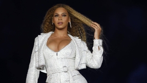 Designerul român care a impresionat-o pe Beyonce. Artista îi poartă creațiile pe scenă