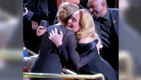 Momentul în care Adele începe să plângă, după ce o vede pe Celine Dion în public, la un concert. I-a sărutat mâna