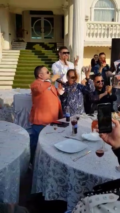 La asta, cu siguranță, nu te așteptai! Adrian Minune și Marcel Pavel, duet în curtea casei