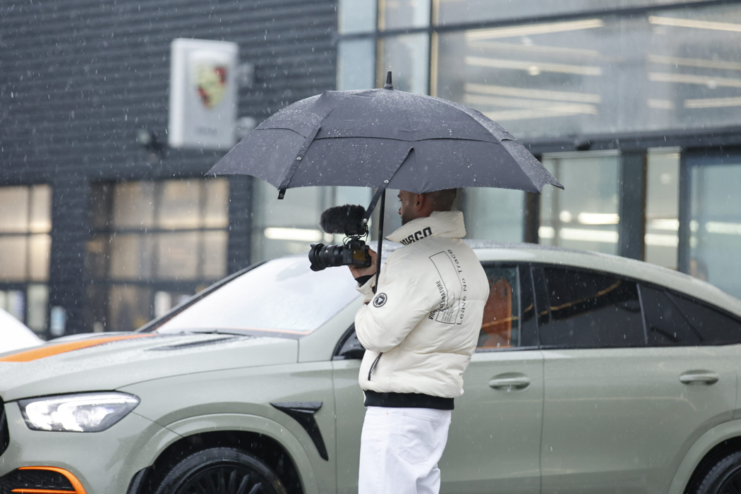 Dorian Popa a tras personal câteva cadre, așteptând să îi fie coborât Lamborghiniul din camionul transportor (Foto: CANCAN.RO)
