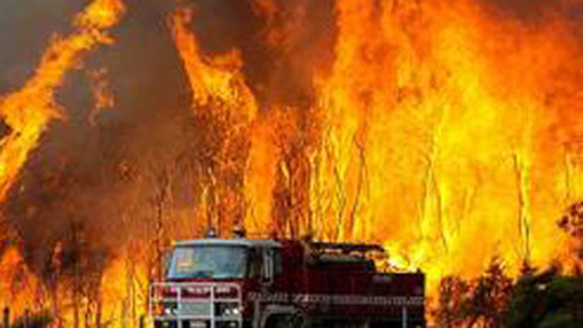 Un politist din Petrosani si-a incendiat mama si bunica! Femeile au murit arse!