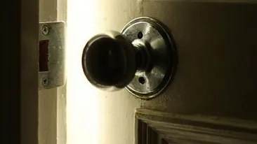 Poveste de groaza! Am aflat ca a murit, am plans-o si ne-am continuat vietile. Dupa 30 de ani ne-am trezit cu ea la usa