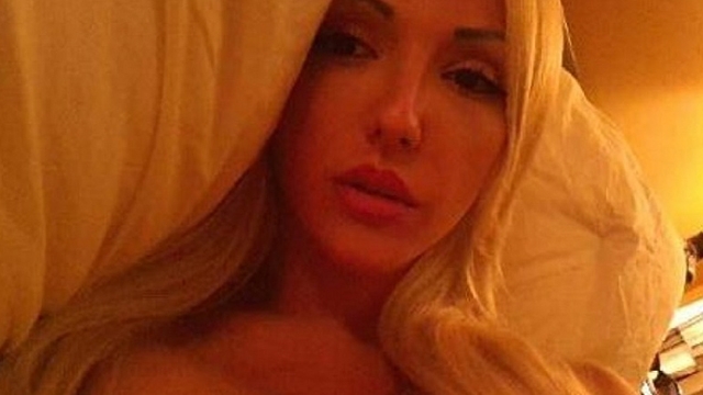 "Alternativa pentru Viagra!" Alexandra Harra arata ca e naturala din cap pana-n picioare. Vezi cat de sexy a pozat in bazin!