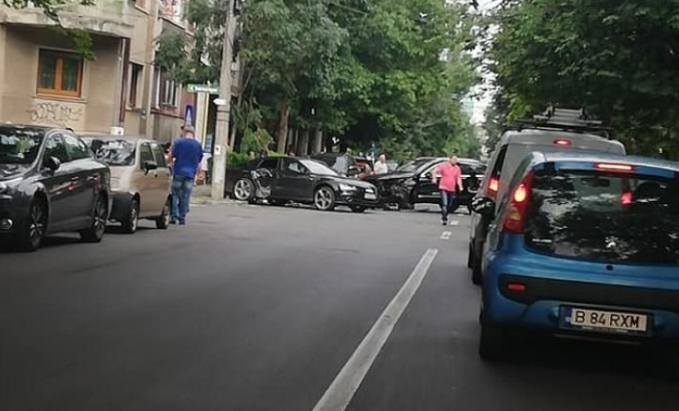 Ministrul Transporturilor, Răzvan Cuc, implicat într-un accident. A ajuns la spital de urgență, iar mașina lui a fost distrusă