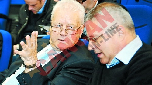 Negocieri cu vin si berbecut pe masa