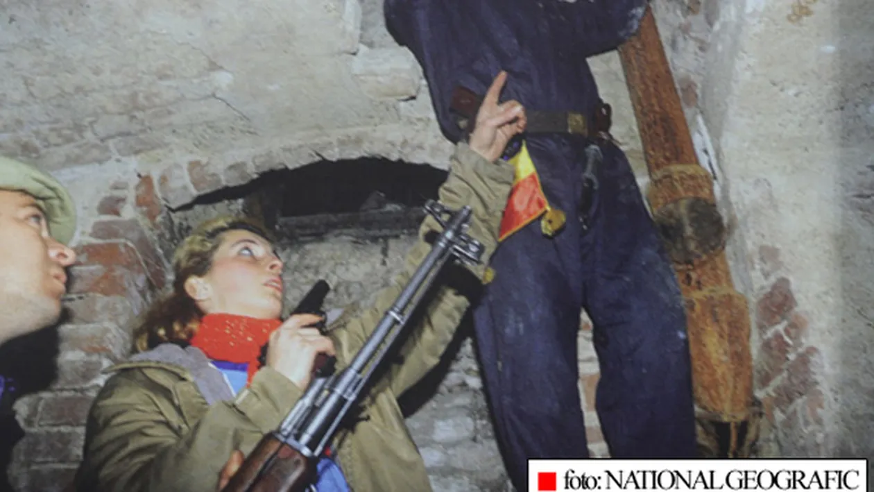 Fotografie document! Mihaela Radulescu a luptat la Revolutie cu arma in mana: Aveam 20 de ani si traiam o aventura