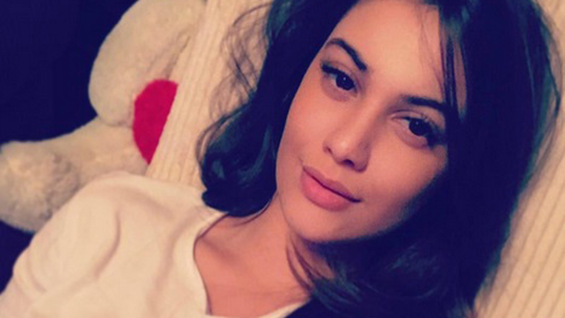 Betty Salam s-a pozat în sutien transparent şi a urcat imaginea pe internet