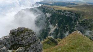 Doi turiști americani, rătăciți pe traseul spre Crucea Caraiman, salvați în toiul nopții de jandarmii montani