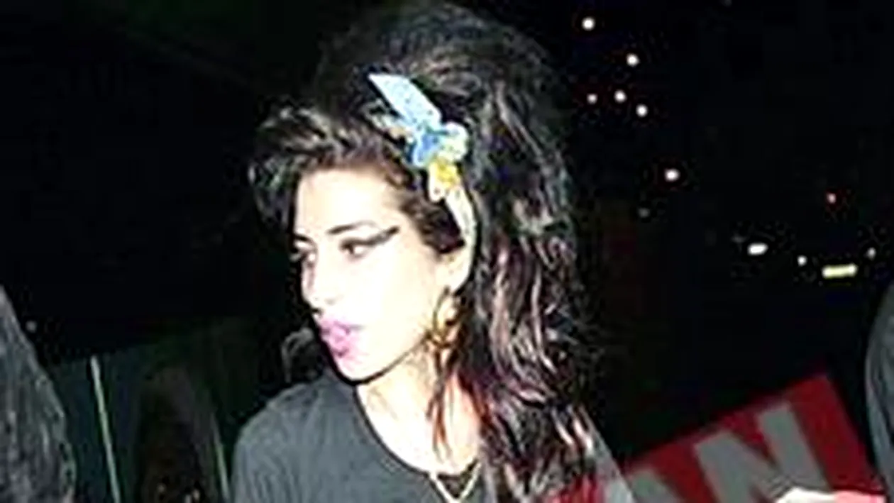 Amy Winehouse se drogheaza pe scena