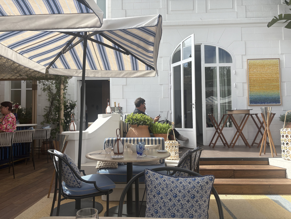 Check in | Experiența mea la Louis Vuitton Café din Saint-Tropez. Cât costă o cafea și o prăjitură în unul dintre cele mai exclusiviste locuri de pe Coasta de Azur